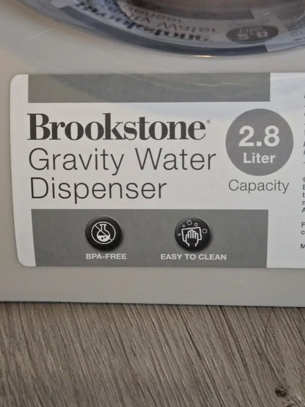 NWT - Gravity pet water dispenser